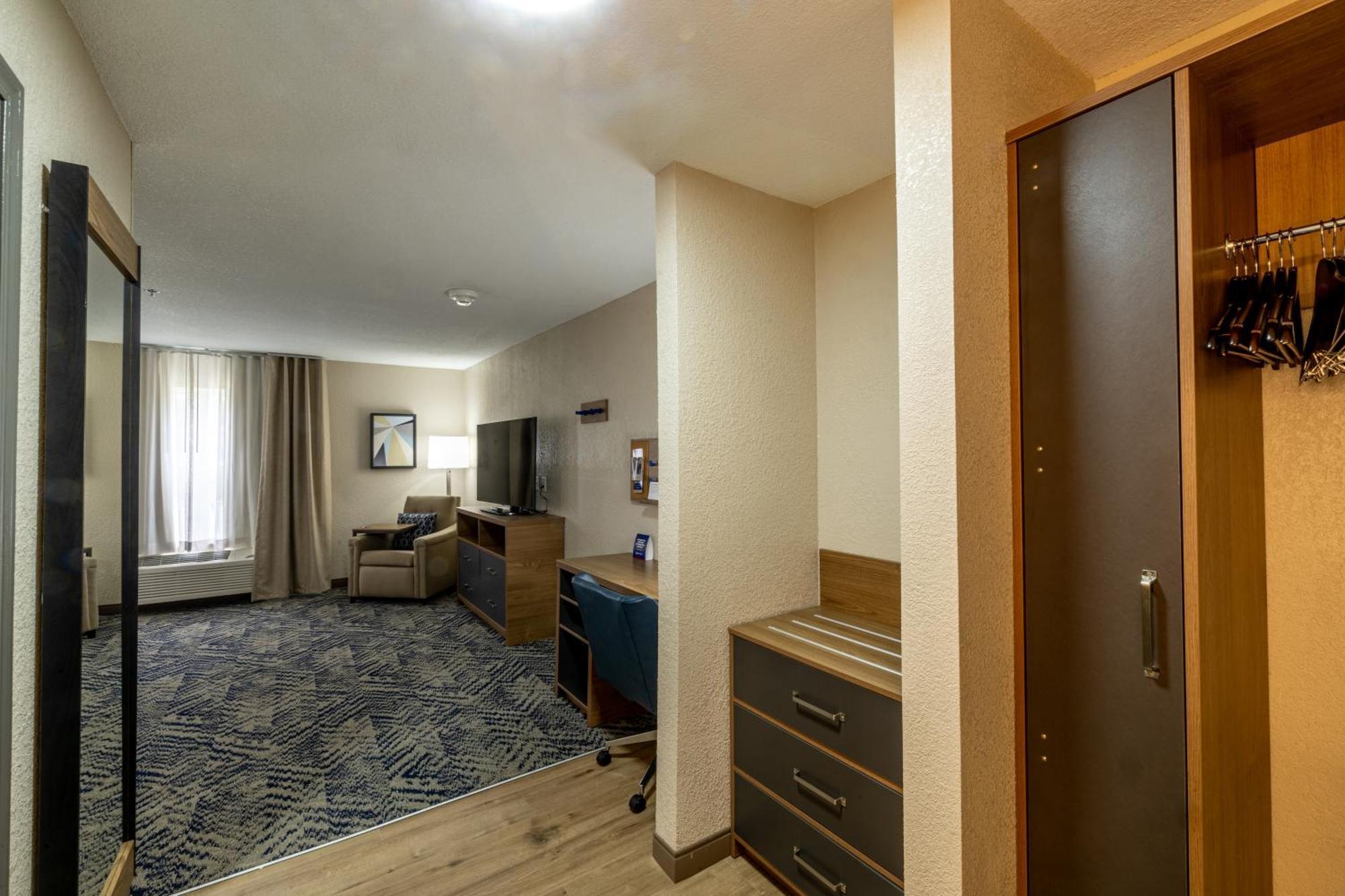 Candlewood Suites Wichita Northwest By Ihg Exterior photo