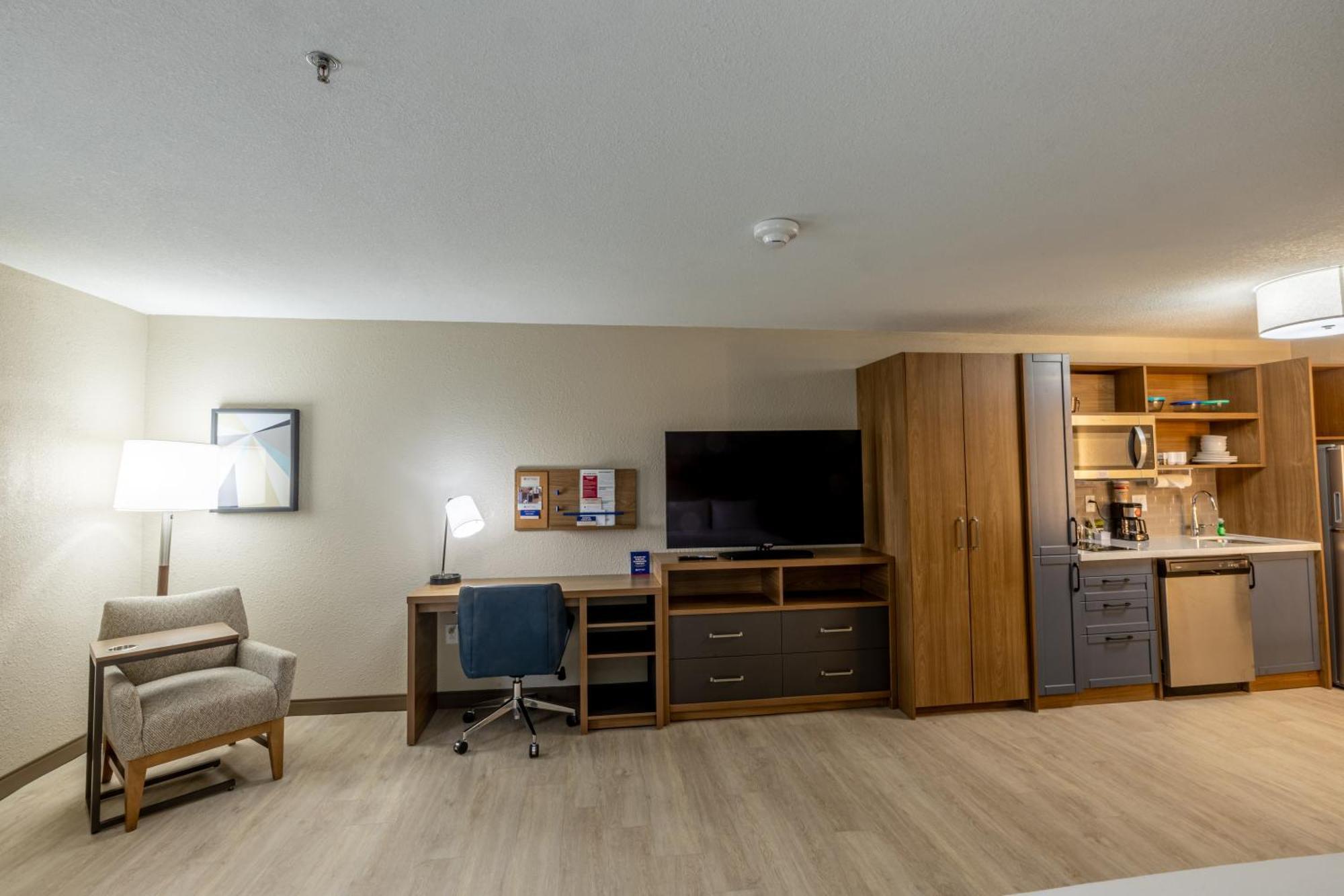 Candlewood Suites Wichita Northwest By Ihg Exterior photo