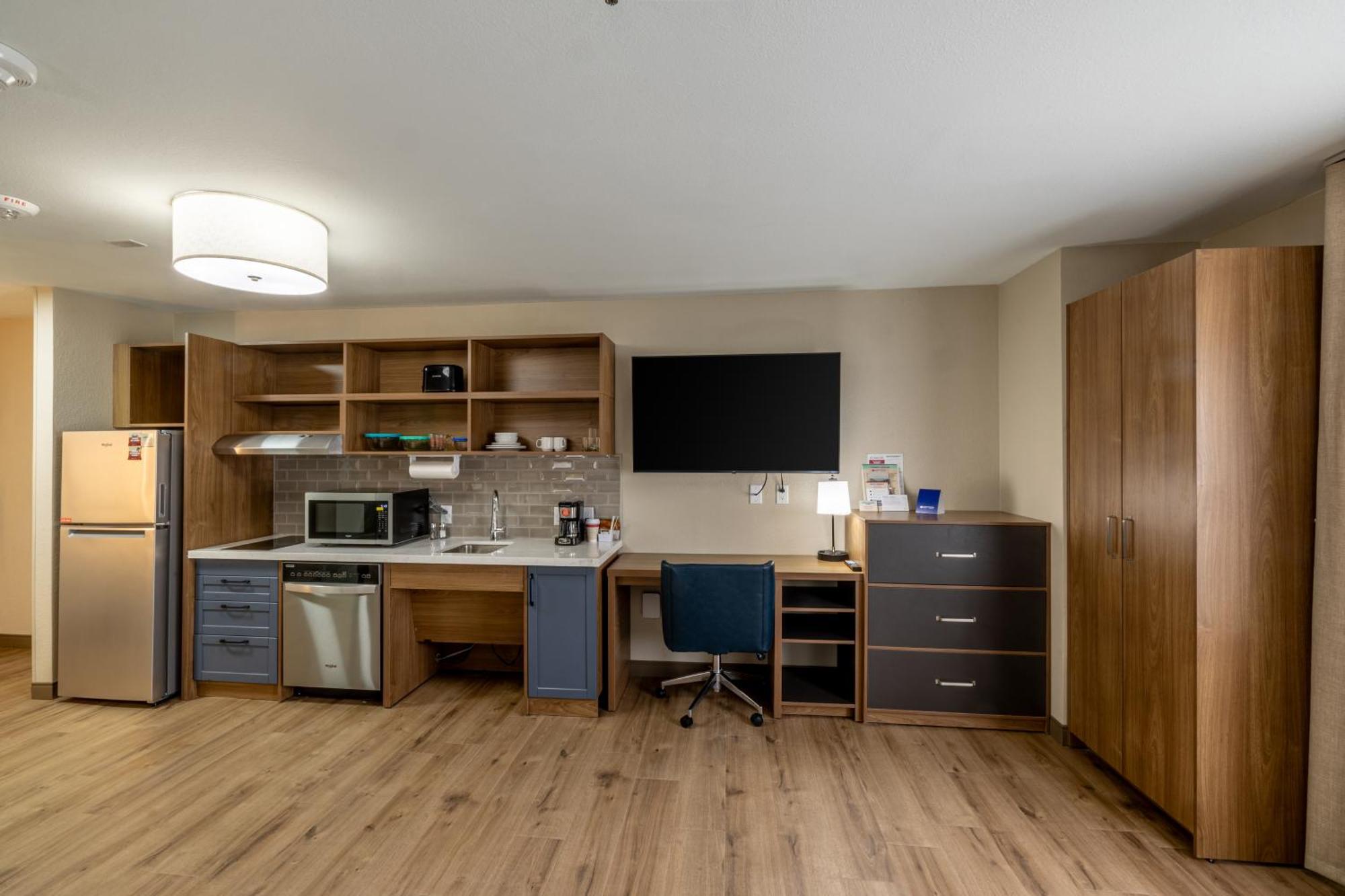 Candlewood Suites Wichita Northwest By Ihg Exterior photo