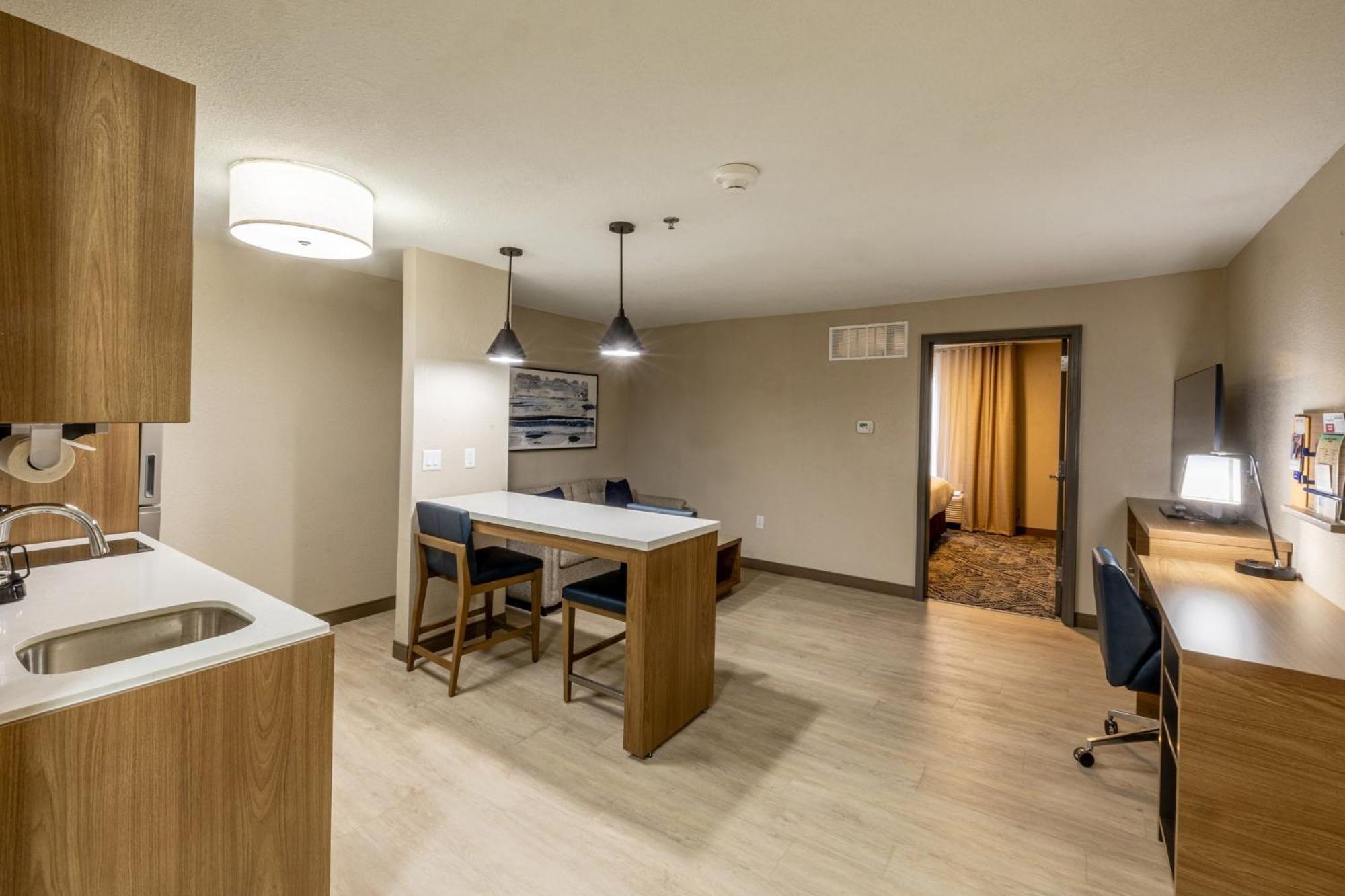 Candlewood Suites Wichita Northwest By Ihg Exterior photo