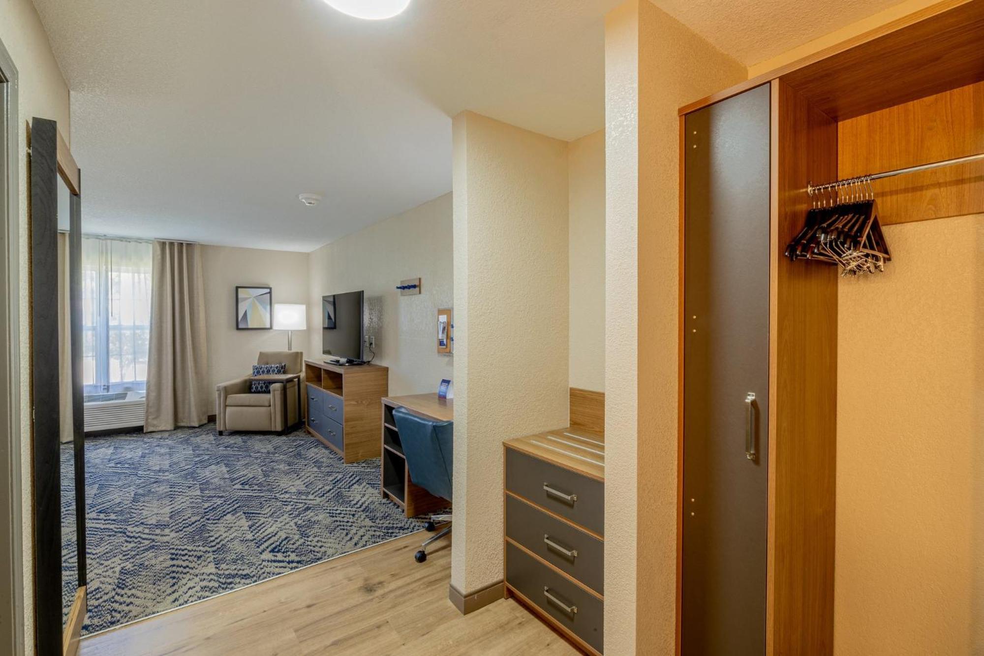 Candlewood Suites Wichita Northwest By Ihg Exterior photo